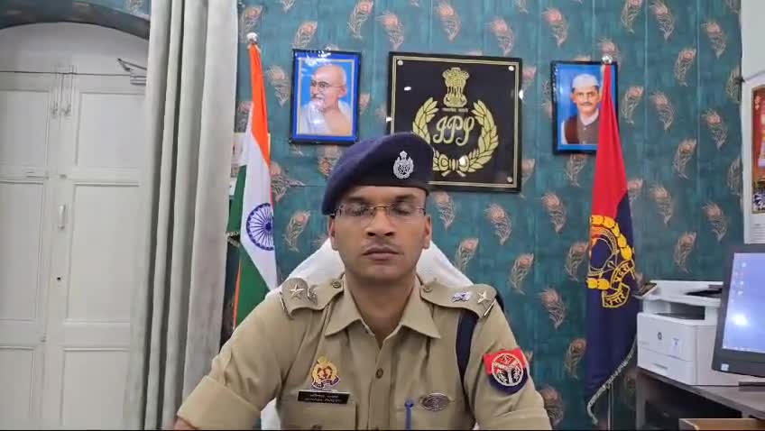 #पीलीभीत जिले में शाहजहांपुर हाईवे पर बरखेड़ा के पास एक टेंपो में ट्रक द्वारा टक्कर मार देने से टैंपो पलट गया और उ
