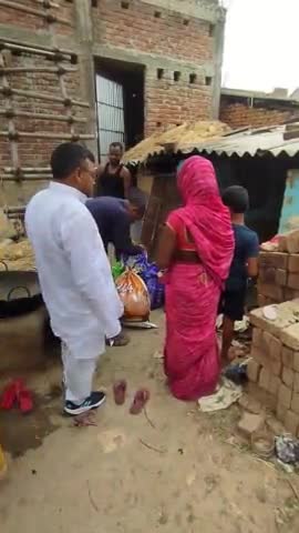 बिगत खैरा #अमारी में गरीब मजदूर उदय तांती जी के घर में गैस लीक से आग लग गई,घर का सब #जल कर राख हो गया।मौके पर तत्काल पहुंच कर महीने भर का #खाद्य राशन सामग्री दे कर #प्रोत्साहित किया।भविष्य में ऐसी घटना ना हो उसकी जानकारी दी।
कुमार सुदर्शन
