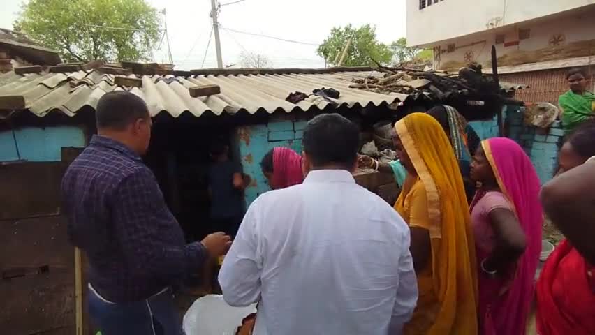 बिगत खैरा #अमारी में गरीब मजदूर उदय तांती जी के घर में गैस लीक से आग लग गई,घर का सब #जल कर राख हो गया।मौके पर तत्काल पहुंच कर महीने भर का #खाद्य राशन सामग्री दे कर #प्रोत्साहित किया।भविष्य में ऐसी घटना ना हो उसकी जानकारी दी।
कुमार सुदर्शन