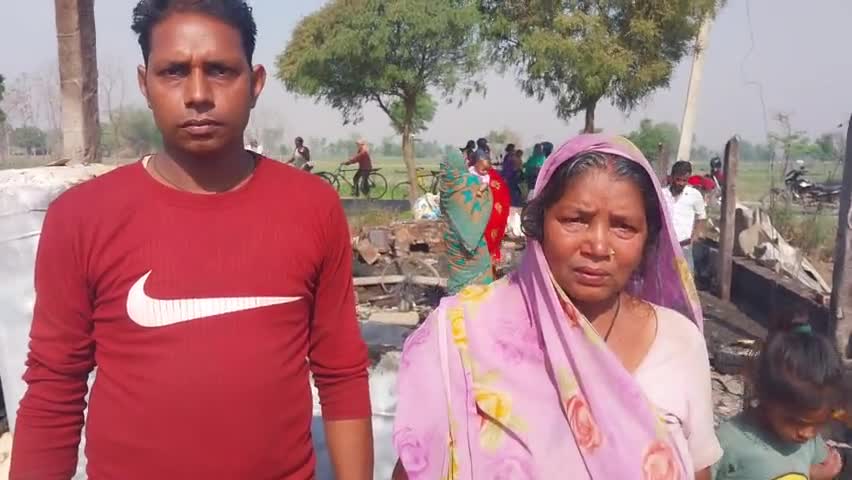 निचलौल क्षेत्र के रेगहिया में #बारातियों के पटाखा छोड़ने से हुआ ऐसा हादसा कि जलकर खाक हो गए पांच लाख से अधिक की संपत्ति