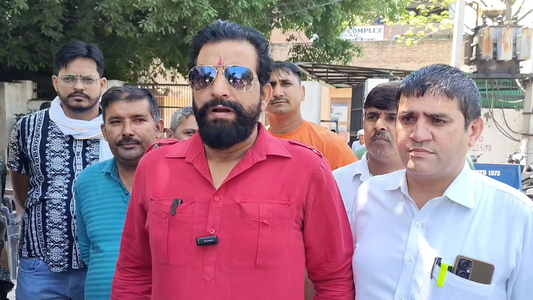पहरावर की जमीन से प्रशासन का बोर्ड उखाड़ने मामले में जयहिंद  रोहतक कोर्ट में पेश हुए।
पहरावर की उसी जमीन पर रविवार 19 मई को 121 फीट भगवान  परशुराम मंदिर मूर्ति निमार्ण की रखी जाएगी नींव

#पहरावर #परशुराम_जन्मोत्सव #जयहिंदसेना #नवीन_जयहिंद