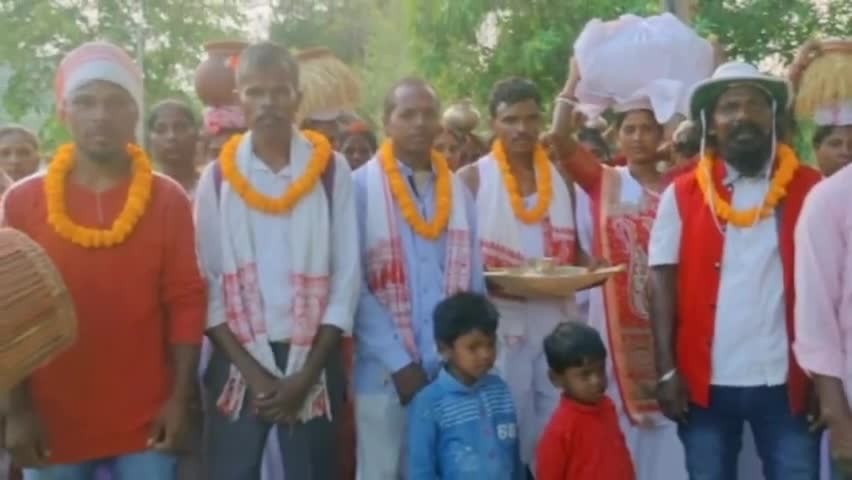 दुलमी : दुलमी प्रखंड अंतर्गत गोडातु गांव में  आज सरहुल महापर्व महोत्सव पूजा बड़ी धूमधाम से मनाया गया... #सरहुल