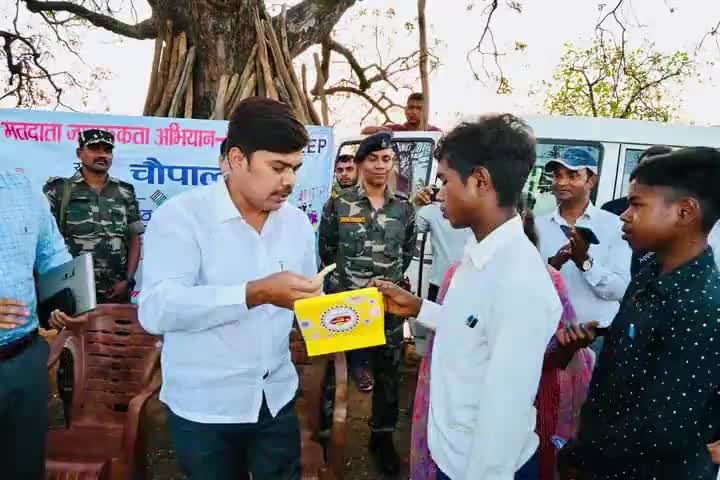 चतरा :-सेहदा गांव पहुंचे उपायुक्त रमेश घोलप विरहोर टोला के मैट्रिक परिक्षा में उत्तीर्ण छात्रों को किया सम्मानित#चतरा#