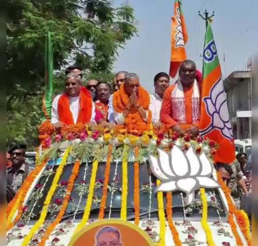 चतरा:- चतरा सहित पूरे लोकसभा क्षेत्र से भव्य रोड शो निकालकर भाजपा प्रत्याशी कालीचरण नामांकन हेतु पहुंचे समाहरणालय #चतरा#