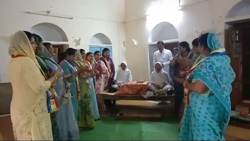 मातृ पितृ छाया वृद्ध आश्रम टीकमगढ़ मे संचालित करनेवाली समाजसेविकाओ ने 105 #सृष्टिभूषण माता जी,आर्यिका श्री #विश्वयशमति माता जी  के पपौरा जी मे दर्शन कर आशीर्वाद लिया..पवनघुवारा भूमिपुत्र 27/4/2024