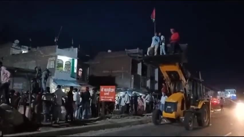 हसेरन: उमर्दा में अखिलेश यादव के रोड शो में सपाई ले आये बुलडोजर, वीडियो वायरल