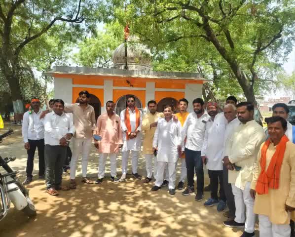 #AbkiBaar400Paar  #लोकसभा #क्षेत्र मैनपुरी करहल के मोटा माल मंदिर से माननीय गृहमंत्री अमित शाह जी की रैली में जाते हुए भारतीय जनता पार्टी के कार्यकर्ता बंधु......
#हर_बूथ_ने_ठाना_है 
#मु०आसिफ #इस्लाम 
      जिला अध्यक्ष
