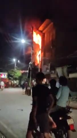 इटावा तिकोनिया क्षेत्र में 1 दुकान पीआर लगी आग 🔥#etawah #shop #viral