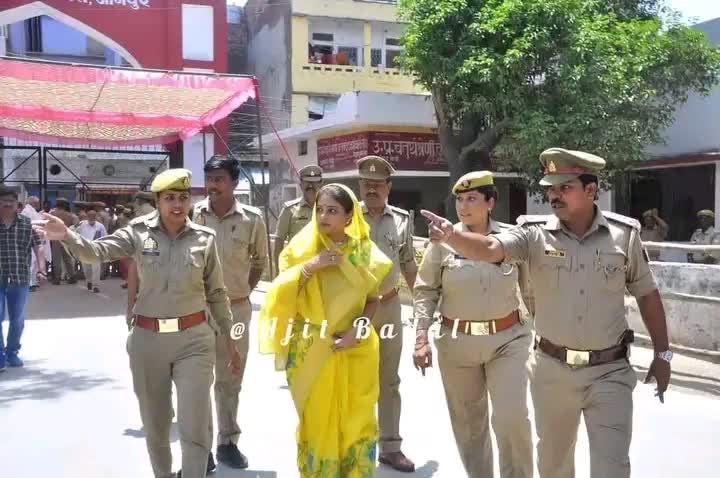 पूर्व सांसद चाचा श्री धनंजय सिंह की पत्नी बसपा उम्मीदवार चाची श्रीकला सिंह कलेक्ट्रेट में #नामांकन को पहुंची
