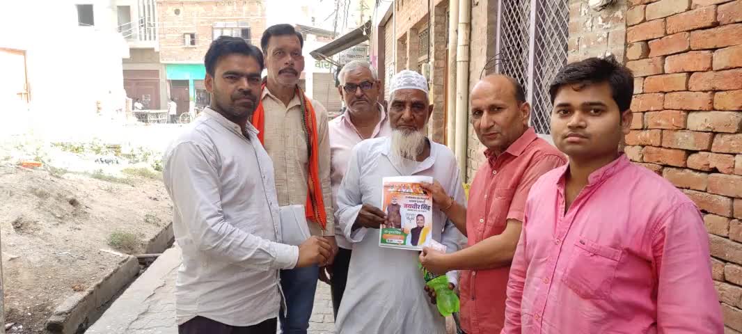 #हर_बूथ_ने_ठाना_है,#मैनपुरी_में_कमल_खिलाना_है
#मैनपुरी_लोकसभा के करहल  विधानसभा के मण्डल मो०बिरतिया में पदाधिकारी एवं कार्यकर्ताओं के साथ भाजपा प्रत्याशी/मा.मंत्री श्री Jaiveer singh  जी के समर्थन में वोट माँग कर भारी मतों से जिताने की अपील