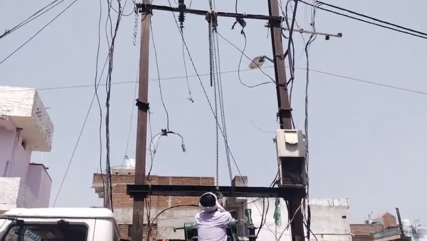 पलेरा न्यूज - पलेरा शहर में बड़ा बस स्टैड पर 200 केवीए का dtr खराब , सुधार कार्य जारी। #पलेरा #न्यूज