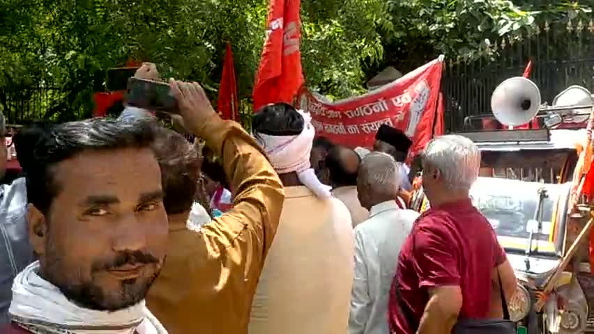 #मजदूर दिवस इटावा में मजदूर-किसान भवन पर फहराया सीटू का झंडा
-कोटा में रैली निकालकर जिला कलक्टर को दिया मांगों का ज्ञापन