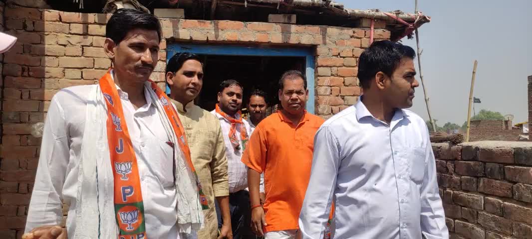 #हर_बूथ_ने_ठाना_है,#मैनपुरी_में_कमल_खिलाना_है
#मैनपुरी_लोकसभा के करहल विधानसभा के  बरनाहल मंडल में नगर, व सोतरा,मे पदाधिकारी एवं कार्यकर्ताओं के साथ भाजपा प्रत्याशी/मा.मंत्री श्री Jaiveer singh  जी के समर्थन में वोट माँग कर भारी मतों से जित