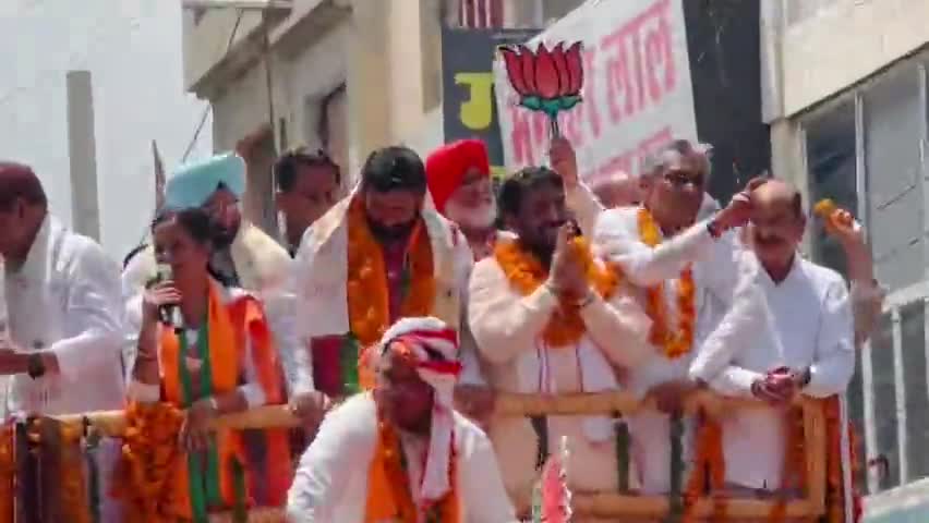सिरसा की जनता ने ठाना है,
मिलकर कमल खिलाना है,
अशोक तंवर को जिताना है,
देश में फिर से मोदी जी को लाना है.
#SirsaWithModi