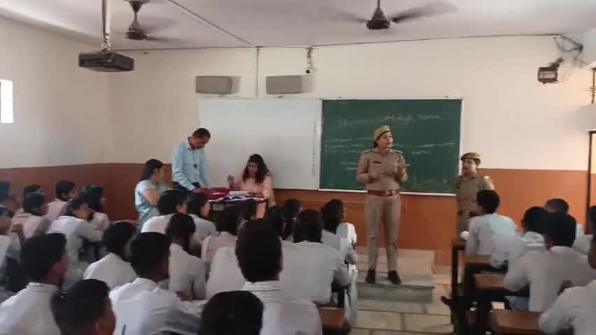 नोएडा में स्कूल के बच्चों को  #SadakSurakshaJeevanRaksha
के बारे में बहुत ही प्यार से महिला पुलिस कांस्टेबल समझाती हुई।