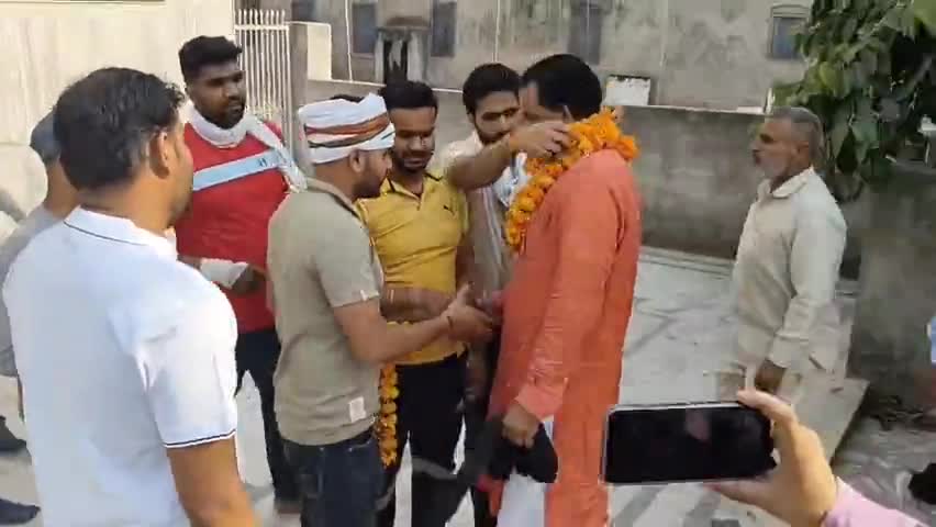 19 मई रविवार भगवान परशुराम जन्मोत्सव का न्योता देने भिवानी पहुंचा। सभी भिवानी वासियों का न्योता चूल्हा न्योत है।

#121_फीट_परशुराम_मन्दिर_मूर्ति_नींव #19_मई_परशुराम_जन्मोत्सव_पहरावर_रोहतक #haryana #भिवानी