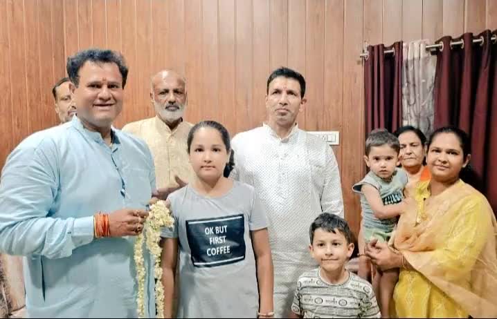 गत दिवस महू में निवास स्थान पर पधार कर अध्यक्ष मध्यप्रदेश कांग्रेस कमेटी माननीय जीतू पटवारी जी ने परिवारजनों को आशीष दिया l
#Mhow #Indore #Dhar #mpcongress  #youthcongress #congress #Nsui  #jitupatwari #JituP_office