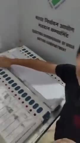 लोकतंत्र से मजाक 🤨😡😡
जिला पंचायत सदस्य विनय मेहर का वीडियो सोशल मीडिया में हुआ वायरल। 

#bjpfailsindia