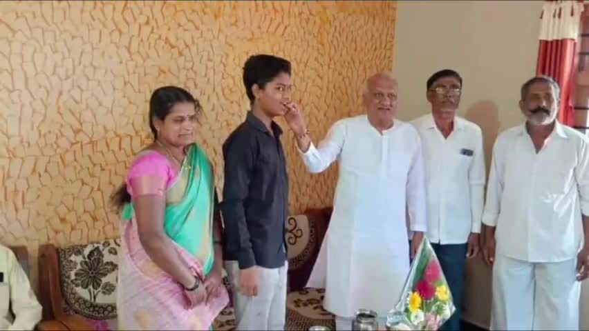 ಕಾಗವಾಡ: ಪಟ್ಟಣದಲ್ಲಿ ರಾಜ್ಯಕ್ಕೆ ಎಸ್ ಎಸ್ ಎಲ್ ಸಿ ಯಲ್ಲಿ ಎರಡನೇ ರ್ಯಾಂಕ್ ಪಡೆದ ವಿದ್ಯಾರ್ಥಿಗೆ ಶಾಸಕ ರಾಜು ಕಾಗೆ ಸನ್ಮಾನ