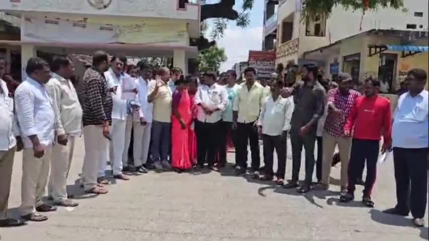 భువనగిరి: యాదాద్రి: సంస్థాన్ నారాయణపురంలోని పీఏసీఎస్‌ ఛైర్మన్ తమను మోసం చేశాడని ఆరోపిస్తూ అఖిలపక్షాల ఆధ్వర్యంలో రైతుల ధర్నా