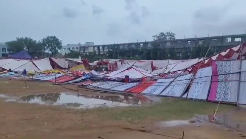 పలాస: గాలివానకు జూనియర్ కళాశాల మైదానంలో ఏర్పాటు చేసిన టెంట్లు ధ్వంసం