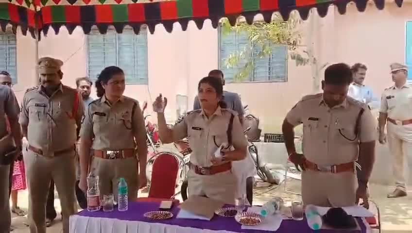 నరసన్నపేట: పట్టణంలో పోలింగ్ మెటీరియల్ పంపిణీ సరళిని పరిశీలించిన ఎస్పీ ఆర్ రాధిక