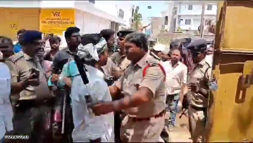 పలాస: పలాస ప్రభుత్వ ఉన్నత పాఠశాల ఆవరణలో వైసీపీ శ్రేణుల్ని అడ్డుకున్న పోలీసులు