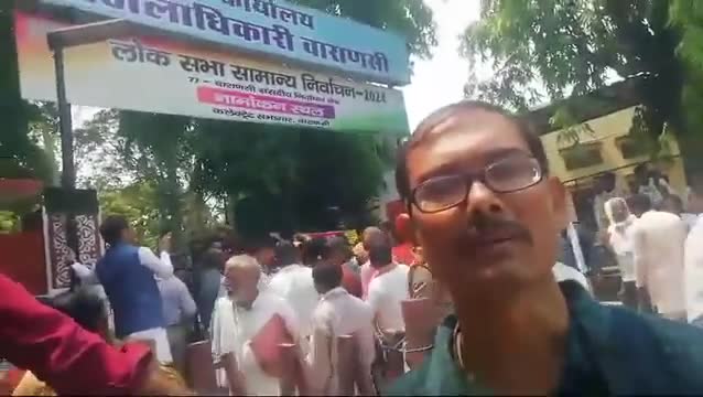 #चुनाव #लोकसभा2024 #ECI #election2024 
वाराणसी के उम्मीदवारों को कलेक्टर के द्वारा नामांकन फॉर्म ही नहीं दिया जा रहा है।