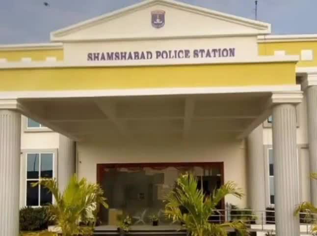 శంషాబాద్: శంషాబాద్‌లోని తొండుపల్లిలో పోలింగ్ కేంద్రంలో సెల్ఫీ దిగిన ఏజెంట్‌పై కేసు నమోదు