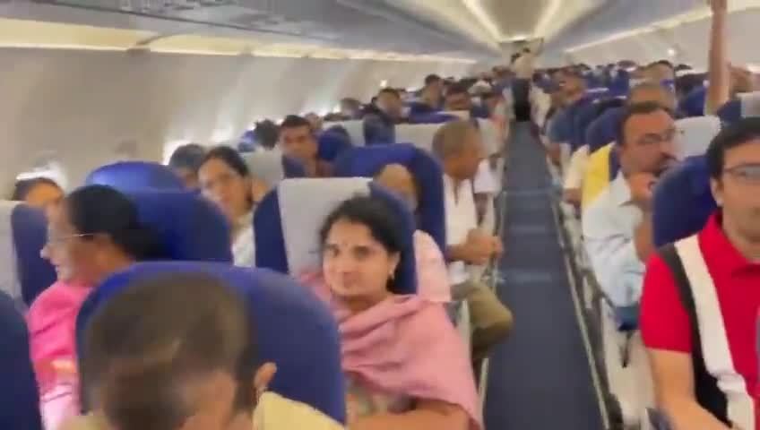 శంషాబాద్: శంషాబాద్ విమానాశ్రయంలో సాంకేతిక కారణంతో నిలిచిపోయిన ఇండిగో విమానం,  అసహనం వ్యక్తం చేసిన మంత్రులు, ఎమ్మెల్యేలు