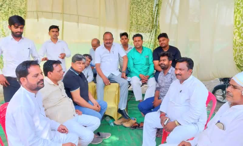 #समाजवादी पार्टी के एटा लोकसभा से प्रत्याशी श्री देवेश शाक्य जी ने आज कासगंज अनाज मंडी पहुंचकर ईवीएम मशीनों की निगरानी कर रही समाजवादी पार्टी की टीम से मुलाकात की और खुद बैठकर स्ट्रांग रूम में रखी मशीनों की निगरानी की।