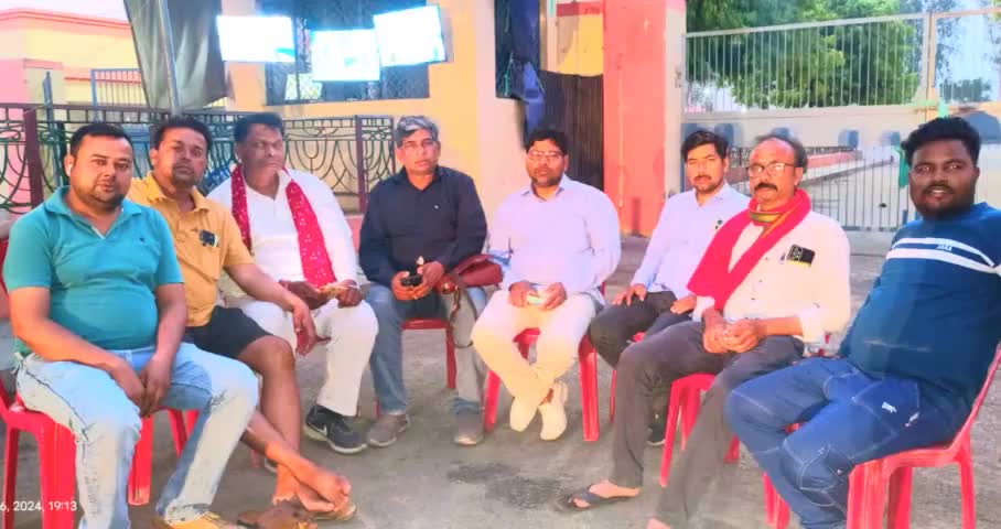 #समाजवादी पार्टी के कार्यकर्ता ईवीएम मशीनों की निगरानी कासगंज अनाज मंडी में करते हुए।