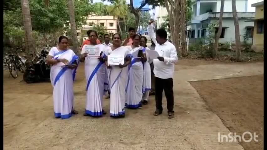 నరసన్నపేట: మాకివలస PHC ఆధ్వర్యంలో డెంగ్యూ వ్యాధి నివారణపై నరసన్నపేటలో ర్యాలీ నిర్వహించిన హెల్త్ సూపర్‌వైజర్‌ పద్మరాజు