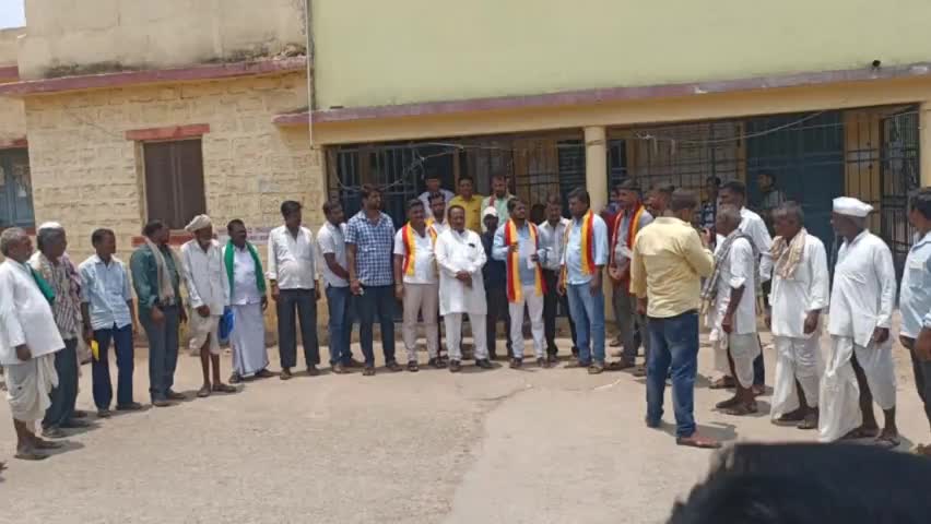 ನಿಡಗುಂದಿ: ಅರ್ಹ ರೈತರಿಗೆ ಬರ ಪರಿಹಾರ ನೀಡಲು ಆಗ್ರಹಿಸಿ ಪಟ್ಟಣದ ತಹಶೀಲ್ದಾರ್ ಕಚೇರಿ ಮುಂದೆ ಕರವೇ ಪ್ರತಿಭಟನೆ