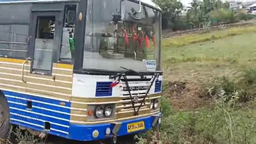 పామర్రు: పామర్రు వద్ద జాతీయ రహదారిపై పంట బోదెలోకి దూసుకెళ్లిన ఆర్టీసీ బస్సు, ప్రయాణికులు సురక్షితం