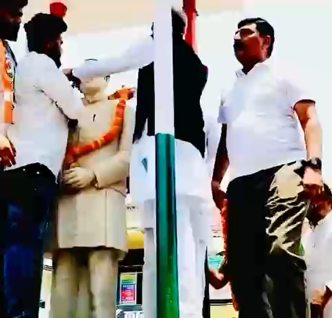 अमेठी मे स्वर्गिये राजीव गांधी जी की मूर्ति पे पुर्व मुख्यमंत्री श्री अशोक गहलोत जी ने मलाअर्पन किया। #ashokgehlot  #rajivgandhi  #amethi