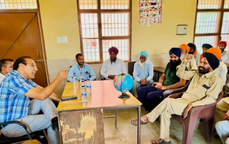 ਦੀਨਾਨਗਰ: ਮਕੌੜਾ ਪੱਤਣ ਤੋਂ ਪਾਰ ਪਿੰਡ ਭਰਿਆਲ ਤੇ ਤੂਰ ਵਿਖੇ ਵੋਟਰਾਂ ਨੂੰ ਵੋਟ ਦੇ ਹੱਕ ਬਾਰੇ ਕੀਤਾ ਜਾਗਰੂਕ।