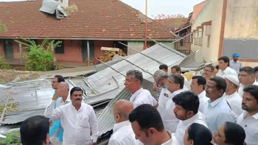 ನಿಪ್ಪಾಣಿ: ಪಟ್ಟಣದಲ್ಲಿ ಮಳೆಯಿಂದ ಹಾನಿಯಾದ ಸ್ಥಳಕ್ಕೆ ಸಚಿವ ಜಾರಕಿಹೊಳಿ ಭೇಟಿ