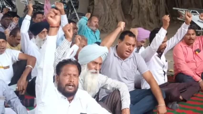 ਗਿੱਦੜਬਾਹਾ: ਟੈਕਨੀਕਲ ਐਂਡ ਮਕੈਨੀਕਲ ਇੰਪਲਾਈਜ਼ ਯੂਨੀਅਨ ਵੱਲੋਂ ਉਪ ਮੰਡਲ ਇੰਜੀਨੀਅਰ ਵਾਟਰ ਸਪਲਾਈ ਤੇ ਸੀਵਰੇਜ ਬੋਰਡ ਖ਼ਿਲਾਫ਼ ਜਲ ਘਰ 'ਚ ਕੀਤਾ ਗਿਆ ਪ੍ਰਦਰਸ਼ਨ