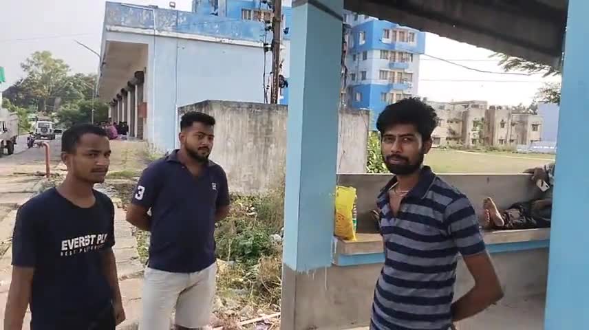 সুতি ১: সামশেরগঞ্জে ছাদ থেকে পড়ে আহত ব্যক্তির মৃত্যু হল মুর্শিদাবাদ মেডিক্যাল কলেজ ও হাসপাতালে, বহরমপুরের মর্গে হল ময়নাতদন্ত