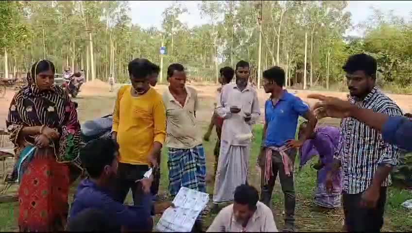 চন্দ্রকোনা ২: ভোট দিন মুড়ি খান বাড়ি যান, পিয়ারডাঙায় ভোটকেন্দ্রের কিছুটা দূরে বয়স্ক ভোটারদের চপ মুড়ি খাওয়ানোর ব্যবস্থা করল তৃণমূল