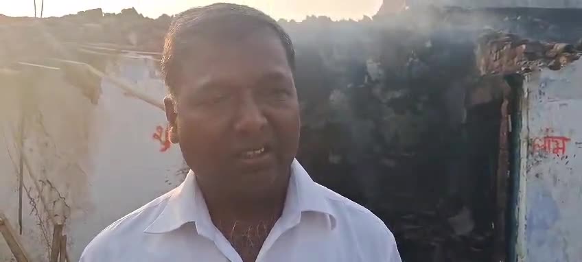 लातेहार: सदर थाना क्षेत्र के इचाक पंचायत क्षेत्र में घर व दुकान में आग लगने से लाखों का हुआ नुकसान, परिजन ने आगजनी का लगाया आरोप