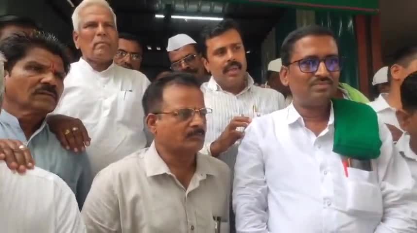 ತೇರದಾಳದಲ್ಲಿ ಅಸಮರ್ಪಕ ವಿದ್ಯುತ್ ಪೂರೈಕೆ ಖಂಡಿಸಿ ಹೆಸ್ಕಾಂ ಕಚೇರಿ ಮುಂದೆ ರೈತರ ಪ್ರತಿಭಟನೆ