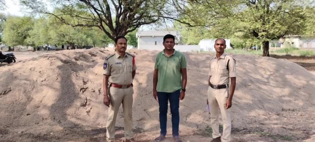 చేర్యాల: జాలపల్లి శివారులో ఇసుక డంపును స్వాధీనం చేసుకున్న మద్దూర్ పోలీసులు
