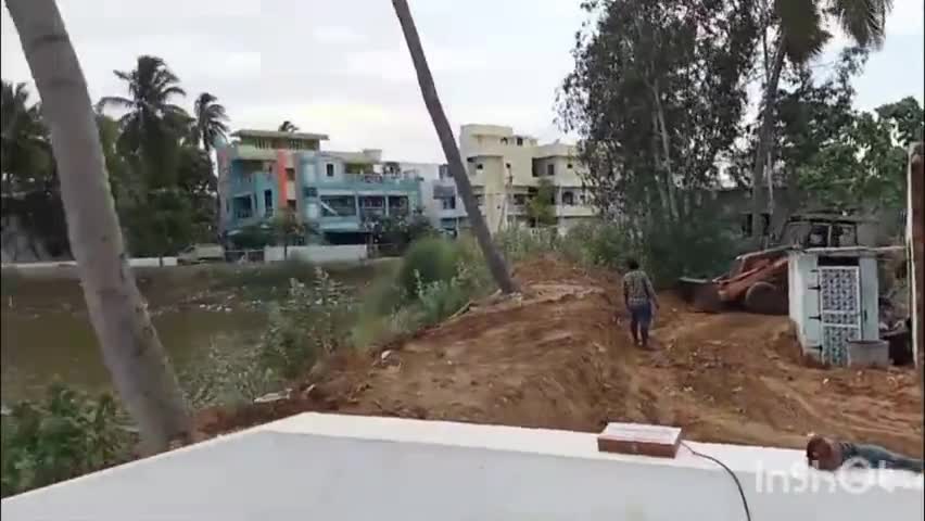 నరసన్నపేట: నరసన్నపేటలోని గోరువాని చెరువులో అక్రమ నిర్మాణాలను నిలిపివేసిన ఈవో చిన్నారావు