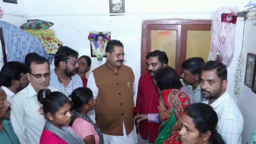 ತಾಳಿಕೋಟಿ: ಇತ್ತೀಚಿಗೆ ನಿಧನರಾದ ಜನಸಂಘದ ಮುಖಂಡರಾದ ಬಾಳುಸಿಂಗ್ ವಿಜಾಪುರ ಅವರ ಕುಟುಂಬಕ್ಕೆ ಸಾಂತ್ವನ ಹೇಳಿದ ನಗರ ಶಾಸಕ ಯತ್ನಾಳ
