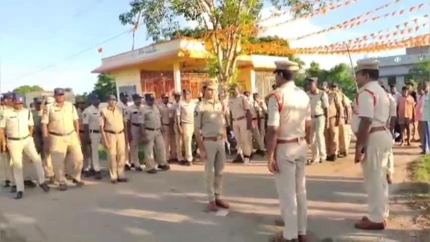 అవనిగడ్డ: అవనిగడ్డలో పోలీసుల కార్డెన్ సెర్చ్, లంకమ్మమాన్యంలో సరైన పత్రాలు లేని 13 వాహనానలను సీజ్ చేసినట్టు తెలిపిన సీఐ త్రినాథ్