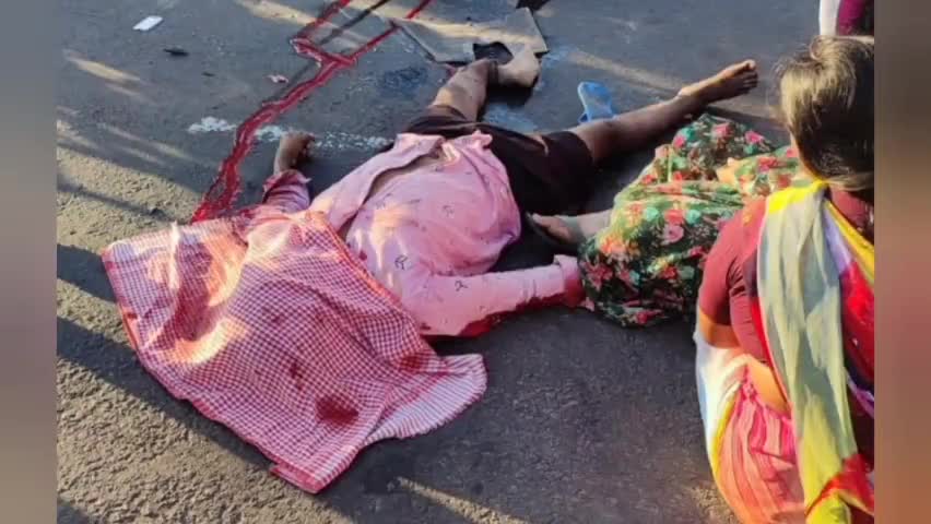 అవనిగడ్డ: రామవరప్పాడు రింగ్ వద్ద జరిగిన రోడ్డు ప్రమాదంలో రేమాలవారిపాలెంకు చెందిన మురళీ అనే వ్యక్తి దుర్మరణం