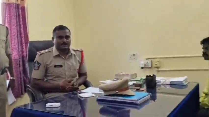 పెడన: గూడూరు పీఎస్‌లో వాట్సాప్ గ్రూప్ అడ్మిన్‌లతో సమావేశం నిర్వహించి వివాదాస్పద పోస్టుల నివారణపై అవగాహన కల్పించిన SI వీర్రాజు