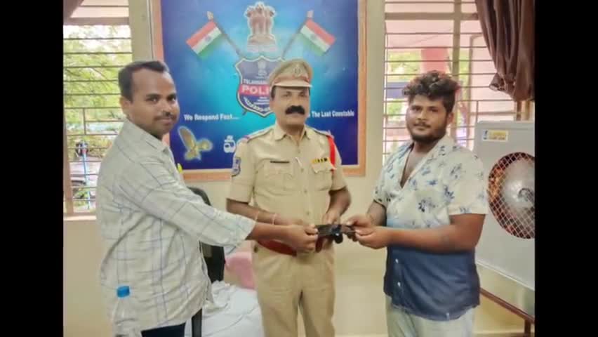 భీమదేవరపల్లి: వంగర పోలీస్ స్టేషన్ పరిధిలో, పోగొట్టుకున్న ఫోన్లు బాధితులకు అందజేసిన ఎస్ఐ వెంకటేశ్వర్లు.